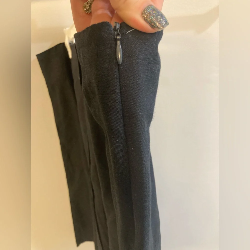 Larry Levine Essential Black linen skirt size 12 zip on the side